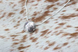 Floating pearl necklace