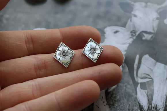 Engraved diamond studs